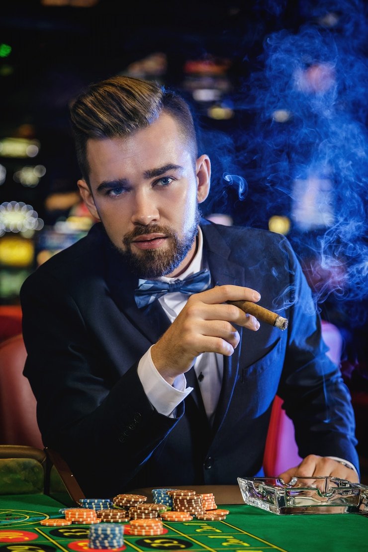 Dealer profesional fokus777 membagikan kartu di meja Infinite Blackjack